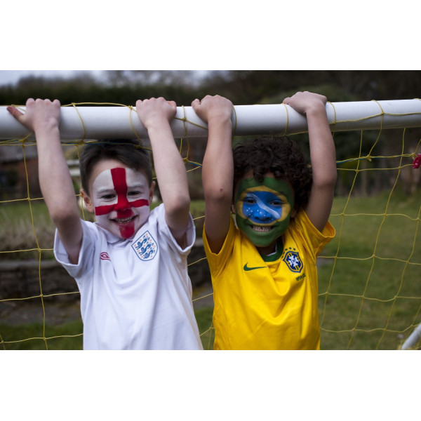 Набор красок для грима Snazaroo болельщика, кисточка + губка Supporters hanging paleitte kit, 8х2 мл арт. 1180130
